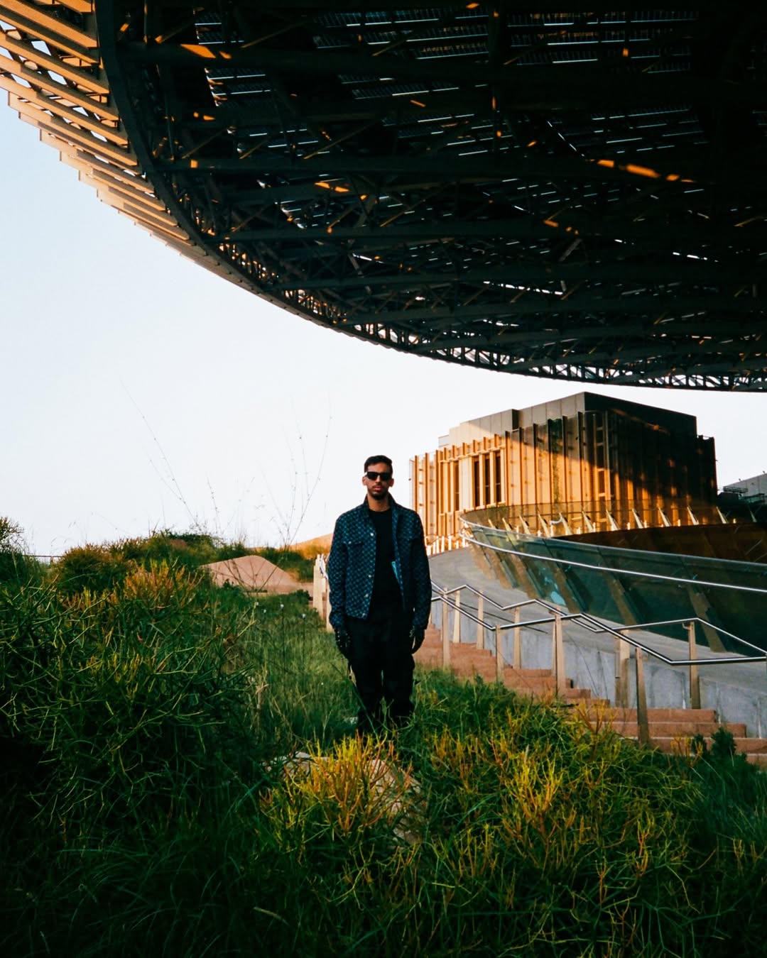 artist profile: @itsnovo

creative direction, styling & photography by @omarabulata, shot on 35mm.