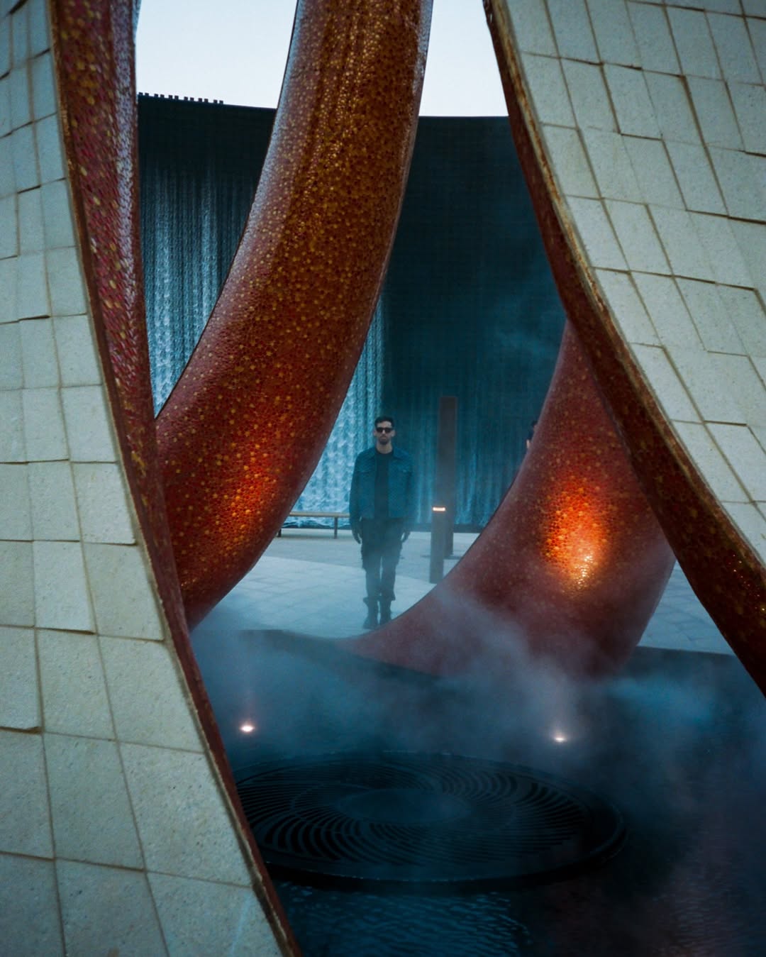 artist profile: @itsnovo

creative direction, styling & photography by @omarabulata, shot on 35mm.